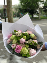 Charger l'image dans la galerie, bouquet pivoine rose eucalyptus TailleL