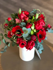 bouquet fleurs rouges et eucalyptus