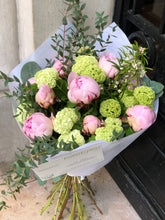 Charger l'image dans la galerie, bouquet pivoines roses pales eucalyptus taille L