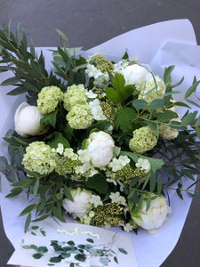 bouquet Pivoines blanches et eucalyptus tailleM